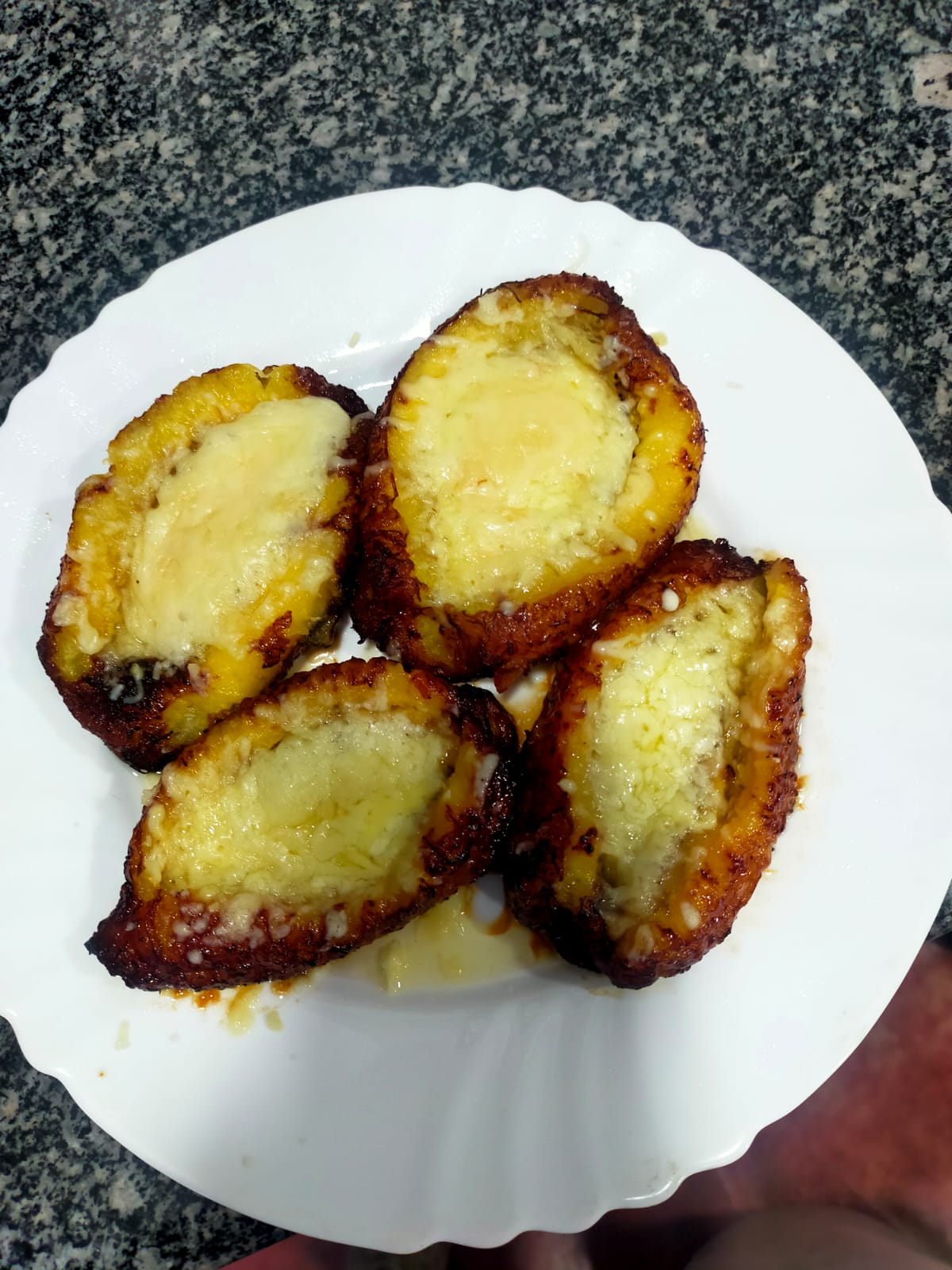 Plátanos maduros al horno con queso.